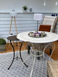 a coffee table with a plate of flowers on it at Ferienwohnung Elisabeth in Blankenhain