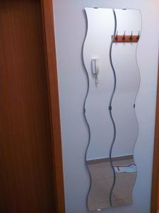 una puerta de cristal con dos cables largos colgando de ella en Apartment Hajdo, en Rijeka