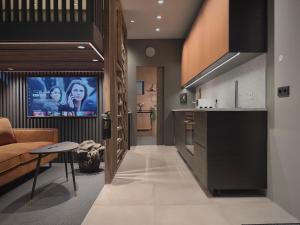 een woonkamer met een bank en een tv bij Villa 10 min from city - perfect for families - Renovated 2024 in Garðabær