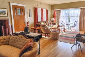 Photo de la galerie de l'établissement Eclectic Home Walk to Town and Bath District!, à Truth or Consequences