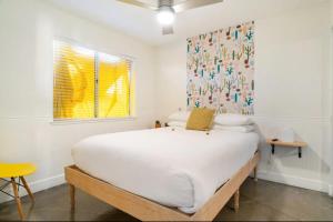Postel nebo postele na pokoji v ubytování Desert Paradise salt water pool & Spa 1 mile to Coachella Fest + 37 fotografií