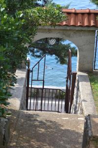una puerta que conduce a una playa con el océano en Apartment Vesna Senj, en Senj