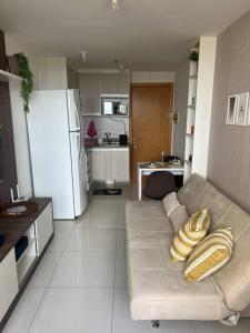 Una sala de estar con un sofá y una cocina. en Apartamento Dfplaza luxo, en Brasilia