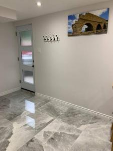 Ванная комната в Luxurious brand new ground level apartment