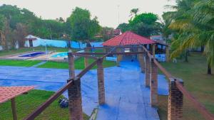 ein Bild eines Spielplatzes in einem Park in der Unterkunft Pousada Villa do Mar in Itaparica Town