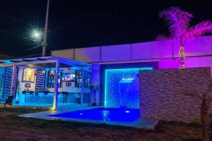 ein Haus mit Pool in der Nacht in der Unterkunft Finca G in Pachuca de Soto