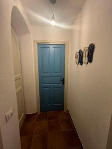 um corredor com uma porta azul num quarto em Villa Maria Citara Beach em Ischia