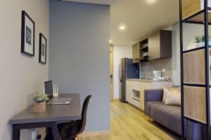 uma cozinha e uma sala de estar com uma secretária e um sofá em Bohemio Luxury Loft Zona T em Bogotá