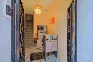 Lucky Hotel İstanbul في إسطنبول: ممر فيه غرفة بجدار فيها صندوق