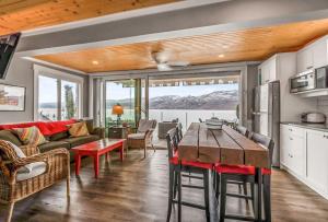 Kuchyň nebo kuchyňský kout v ubytování Lakeside Serenity Retreat #10