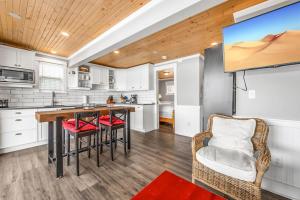 Kuchyň nebo kuchyňský kout v ubytování Lakeside Serenity Retreat #10