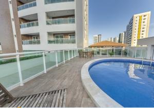 a balcony with a swimming pool and a building at Conforto Na Melhor Localização Com Vista Mar in São Luís