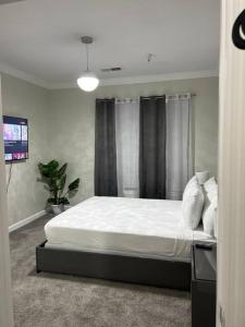 a bedroom with a large white bed in a room at Relax and indulge in luxury! in Kissimmee