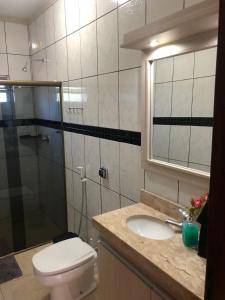 ein Bad mit einem WC, einem Waschbecken und einer Dusche in der Unterkunft Pousada Abba Pai in Maracaju