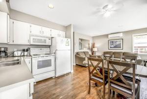 - une cuisine avec des appareils blancs, une table et des chaises dans l'établissement The Perfect Getaway Cabin in the Okanagan #6, à West Kelowna