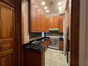 Kuchyň nebo kuchyňský kout v ubytování Authentic 3BR apartment in Downtown, Cairo