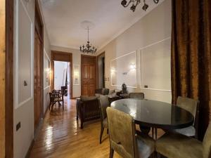 Posezení v ubytování Authentic 3BR apartment in Downtown, Cairo