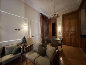Posezení v ubytování Authentic 3BR apartment in Downtown, Cairo