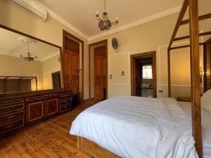 Postel nebo postele na pokoji v ubytování Authentic 3BR apartment in Downtown, Cairo