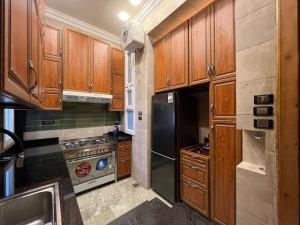 Kuchyň nebo kuchyňský kout v ubytování Authentic 3BR apartment in Downtown, Cairo