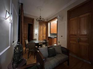 Posezení v ubytování Authentic 3BR apartment in Downtown, Cairo