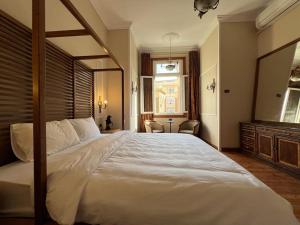Postel nebo postele na pokoji v ubytování Authentic 3BR apartment in Downtown, Cairo