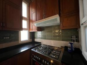 Kuchyň nebo kuchyňský kout v ubytování Authentic 3BR apartment in Downtown, Cairo