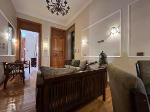 Posezení v ubytování Authentic 3BR apartment in Downtown, Cairo