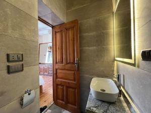 baño con lavabo y puerta de madera en Authentic 3BR apartment in Downtown, Cairo en El Cairo