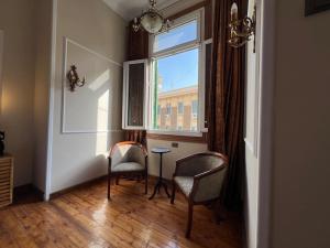 Posezení v ubytování Authentic 3BR apartment in Downtown, Cairo