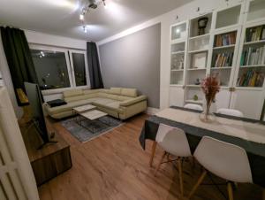 uma sala de estar com uma mesa e um sofá em Ruhige 3-Zimmer-Wohnung Messenah em Hanôver