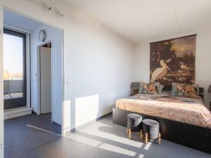 1 dormitorio con 1 cama con una pintura en la pared en Modern Ninety-One en Berghem