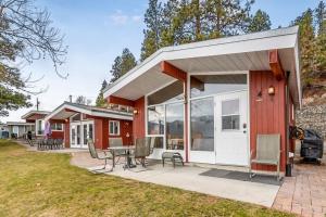une maison avec un patio avec une table et des chaises dans l'établissement Cozy Cottage by the Lakeshore #4, à West Kelowna