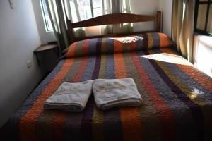ein Bett mit zwei Handtüchern darüber in der Unterkunft Hotel Villa de Mongui in Monguí