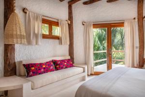 Postel nebo postele na pokoji v ubytování Mawimbi Boutique Hotel