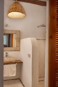 a bathroom with a shower and a mirror at Hotel Mawimbi in Holbox Island