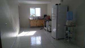 una cucina con frigorifero bianco e finestra di Casa veraneio a Itamaracá