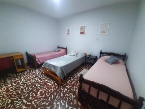 um quarto com duas camas e um tapete em Casa Centrica 2 habitaciones con Cochera SL Cap em San Luis