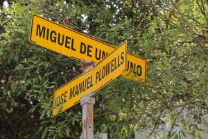 two yellow street signs on top of a pole at ANTIQUE Guest House Fundidora in Monterrey