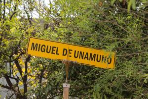 um sinal de rua amarelo em frente a algumas árvores em ANTIQUE Guest House Fundidora em Monterrey