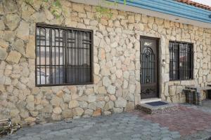 um edifício de pedra com um portão e uma porta em ANTIQUE Guest House Fundidora em Monterrey