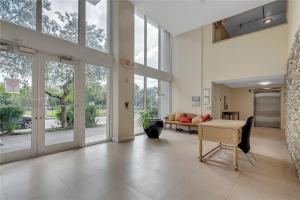 uma sala de estar com portas de vidro e uma mesa em Luxury City Centric Bliss in the heart of it all! em Miami