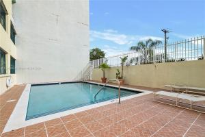 uma piscina em frente a um edifício em Luxury City Centric Bliss in the heart of it all! em Miami