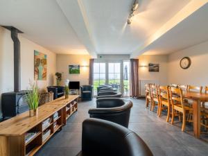 eine Reihe von Stühlen und Tischen in einem Restaurant in der Unterkunft Comfortable home for a group with a large garden in Diksmuide
