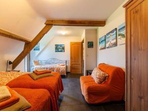 ein Schlafzimmer mit zwei Betten und einem Sofa darin in der Unterkunft Comfortable home for a group with a large garden in Diksmuide