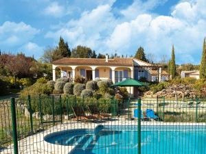 - une piscine en face d'une maison dans l'établissement Tranquil holiday home with private pool, à Félines-Minervois
