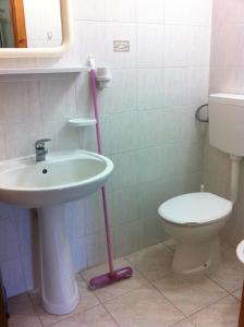 ヴィエステにあるResidence Polidoroの洗面台とトイレ付きのバスルーム