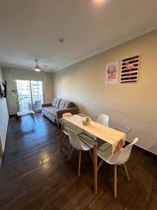 sala de estar con mesa y sofá en Hermoso Dpto 5 - Camba Cuá - Corrientes en Corrientes