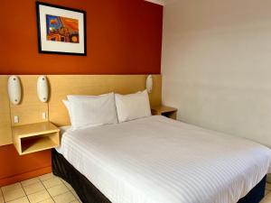 Voodi või voodid majutusasutuse Stay at Alice Springs Hotel toas