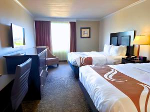 pokój hotelowy z 2 łóżkami i oknem w obiekcie Quality Inn Fort Worth - Downtown East w mieście Fort Worth